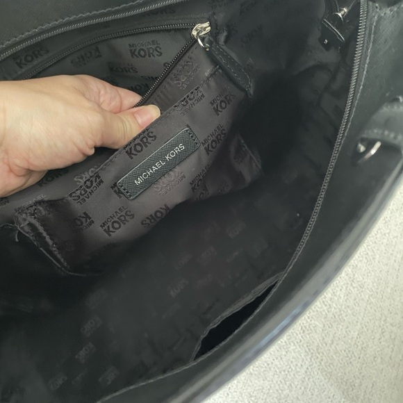 Michael Kors Walsh
Multifunctional Leather Tote Bag
Handbag Black - Picture 7 of 9